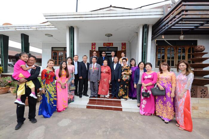 Thứ trưởng Ngoại giao Vũ Hồng Nam chụp ảnh lưu niệm cùng gia đình cụ Trần Đèng