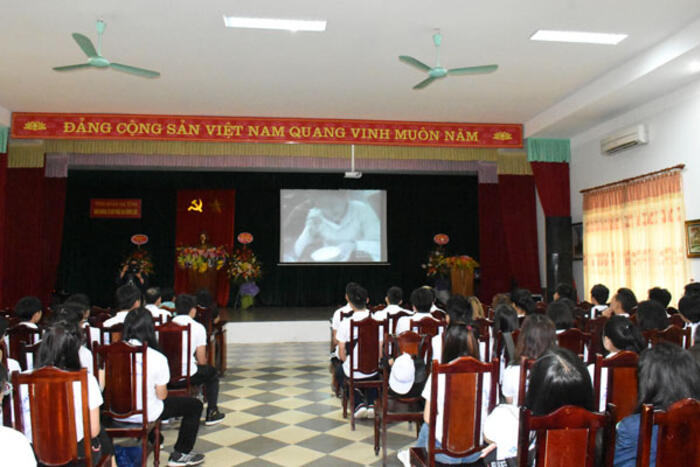 Các bạn trẻ xem thước phim tư liệu giới thiệu về Ngã ba Đồng Lộc
