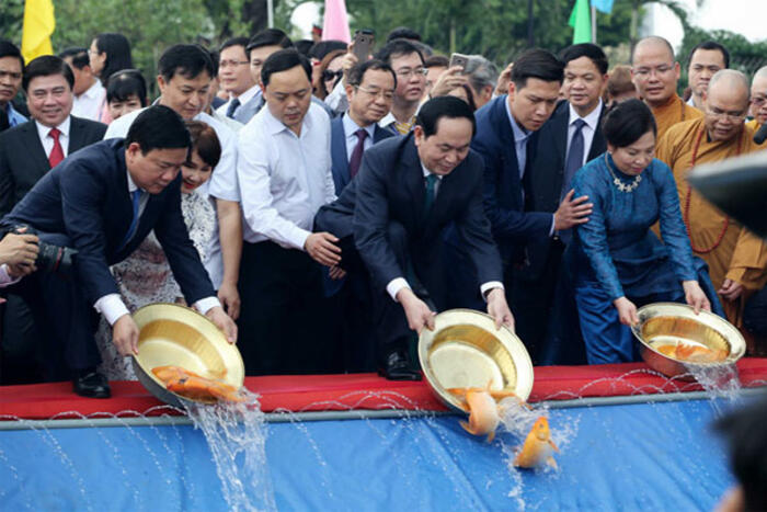Chủ tịch nước Trần Đại Quang và phu nhân thả cá chép tại Bến Nhà Rồng