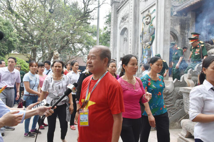 Bác Nguyễn Văn Hùng ( kiều bào Thái) trả lời báo chí