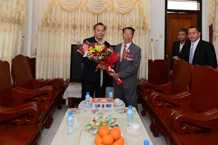 Thứ trưởng Ngoại giao Vũ Hồng Nam gửi tặng cụ Trần Đèng bó hoa tươi thắm