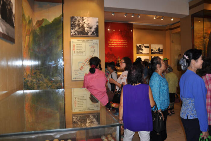 Đoàn tham quan Bảo tàng Lịch sử Quân sự Việt Nam