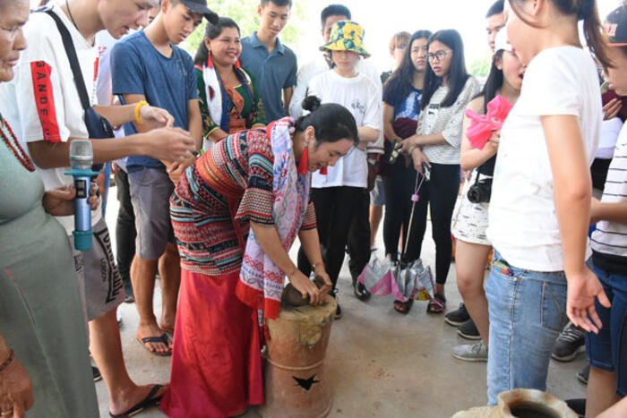 Các nghệ nhân làng gốm Bàu Trúc giới thiệu các bước làm gốm