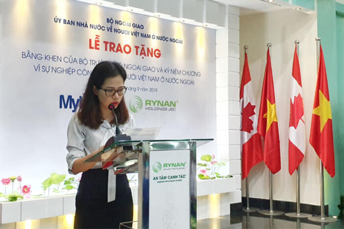Bà Ngô Phương Thảo, trợ lý Vụ trưởng Vụ Quan hệ kinh tế, Khoa học và Công nghệ, Ủy ban Nhà nước về người Việt Nam ở nước ngoài đọc Quyết định khen thưởng