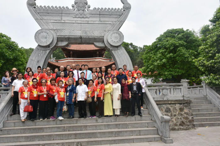 Đoàn chụp ảnh lưu niệm trước Đền thờ Quốc Tổ Lạc Long Quân