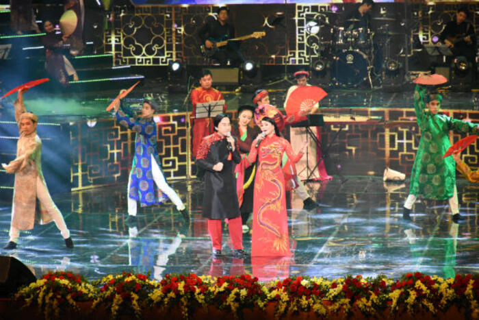 NSUT Kim Tử Long và Ngọc Huyền với tiết mục hát múa Quê hương ba miền