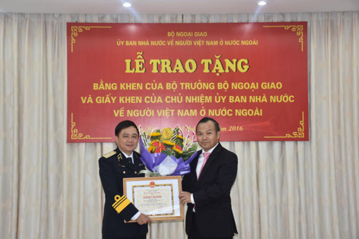 Thứ trưởng Vũ Hồng Nam trao tặng Bằng khen Bộ trưởng Bộ Ngoại giao cho Chuẩn Đô đốc Đỗ Minh Thái