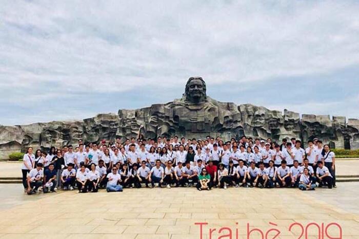 Đoàn Trại hè Việt Nam 2019 chụp ảnh lưu niệm tại Tượng đài Mẹ Việt Nam Anh hùng tại Quảng Nam