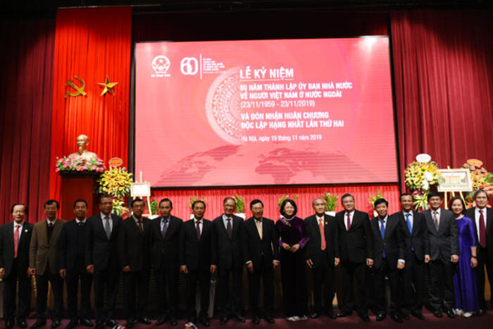Phó Chủ tịch nước Đặng Thị Ngọc Thịnh chụp ảnh lưu niệm với Lãnh đạo Bộ Ngoại giao và Lãnh đạo Ủy ban qua các thời kỳ