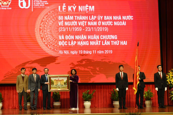 Phó Chủ tịch nước Đặng Thị Ngọc Thịnh tặng bức tranh lưu niệm cho Ủy ban