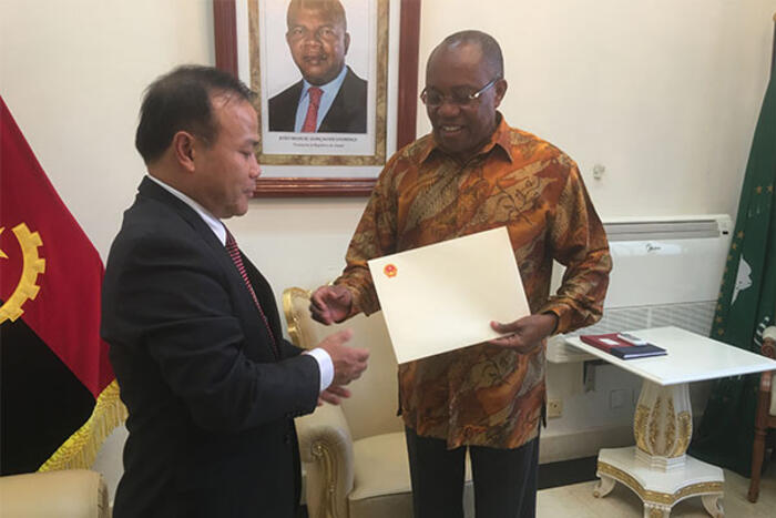 Bộ trưởng Ngoại giao Angola Manuel Domingos Augusto nhận thư của Chủ tịch nước Trần Đại Quang gửi tới Tổng thống Angola Joao Manuel Lourenco