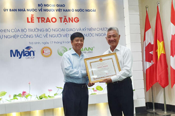 Thứ trưởng Ngoại giao Nguyễn Quốc Cường trao tặng Bằng khen của Bộ trưởng Bộ Ngoại giao cho Tiến sỹ Nguyễn Thanh Mỹ