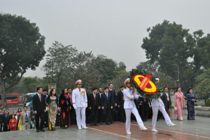 Thứ trưởng Ngoại giao Nguyễn Quốc Cường dẫn đầu đoàn kiều bào đặt vòng hoa tại Đài tưởng niệm các anh hùng liệt sỹ.
