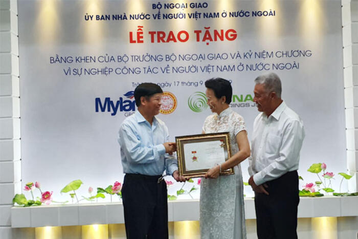 Thứ trưởng Ngoại giao Nguyễn Quốc Cường trao tặng Kỷ niệm chương “Vì sự nghiệp công tác đối với người Việt Nam ở nước ngoài” cho Tiến sỹ Nguyễn Thanh Mỹ và phu nhân