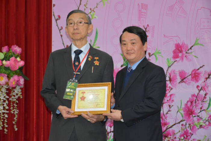 Ông Hầu A Lềnh tặng kỷ niệm chương cho ông Hồ Văn Bình.
