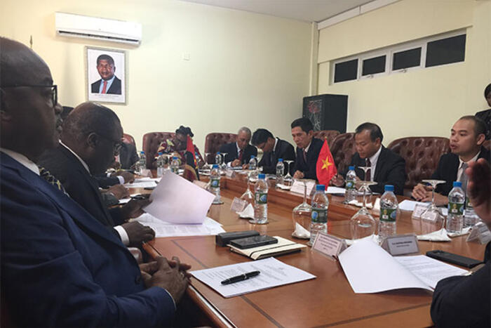 Thứ trưởng Vũ Hồng Nam tại buổi làm việc với Quốc vụ khanh các Bộ Ngoại giao, Nội vụ, Dầu khí, Viễn thông, Y tế và Giáo dục Angola