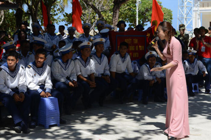 Nghệ sĩ Nhà hát ca múa nhạc Quân đội biểu diễn văn nghệ cho các chiến sĩ tại Đảo Sơn Ca