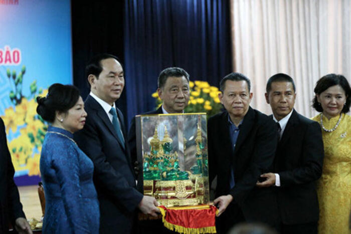 Đại diện đoàn kiều bào Thái Lan tặng quà cho Chủ tịch nước