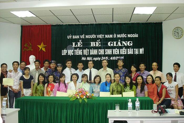 Các bạn sinh viên nhận chứng chỉ sau khóa học tiếng Việt