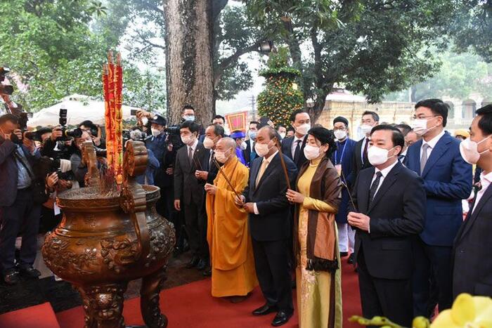 Chủ tịch nước  Nguyễn Xuân Phúc và Phu nhân cùng bà con kiều bào dâng hương tại Điện Kính Thiên
