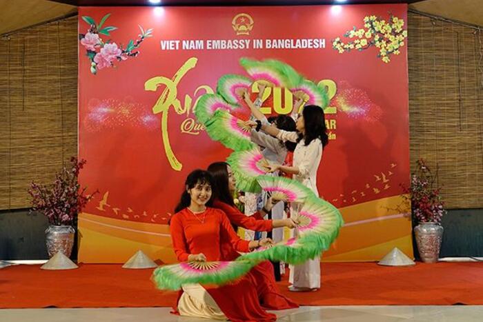 Tiết mục múa của sinh viên Việt Nam tại trường Đại học Phụ nữ châu Á.