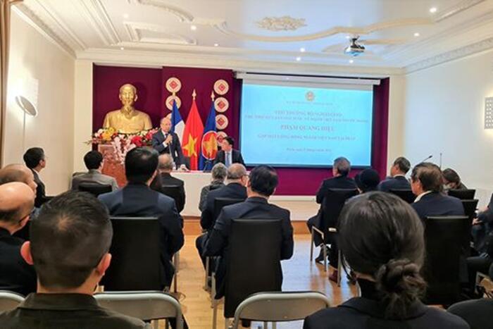 Đại sứ Việt Nam tại Pháp Đinh Toàn Thắng báo cáo về tình hình cộng đồng người Việt Nam tại Pháp
