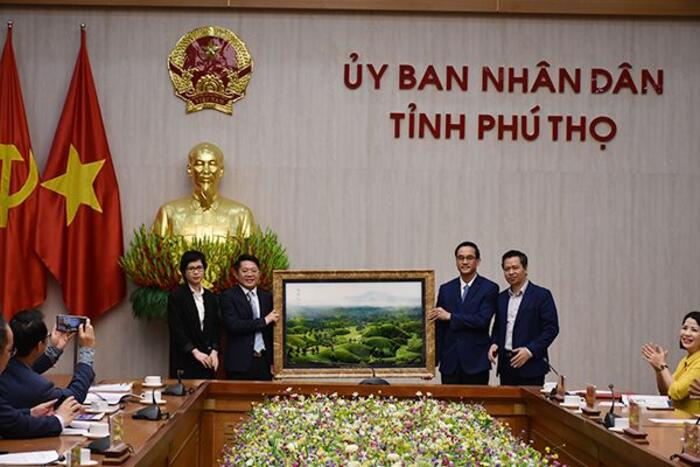 Lãnh đạo Ủy ban MTTQ Việt Nam tỉnh Phú Thọ tặng ảnh lưu niệm “Đồi chè Long Cốc” cho đại diện lãnh đạo Ủy ban Nhà nước về người Việt Nam ở nước ngoài