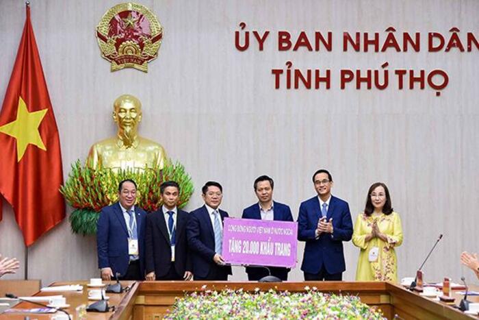 Đại diện cộng đồng NVNONN đã trao tặng 20.000 chiếc khẩu trang hỗ trợ công tác phòng, chống dịch bệnh COVID-19 cho tỉnh Phú Thọ