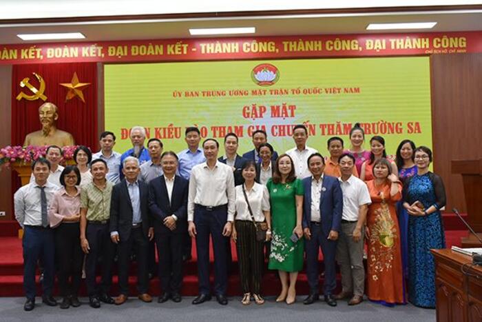 Phó Chủ tịch Ủy ban Trung ương MTTQ Việt Nam Phùng Khánh Tài và Phó Chủ nhiệm Ủy ban Nhà nước về NVNONN Ngô Hướng Nam chụp ảnh lưu niệm cùng đại biểu tham dự buổi gặp mặt