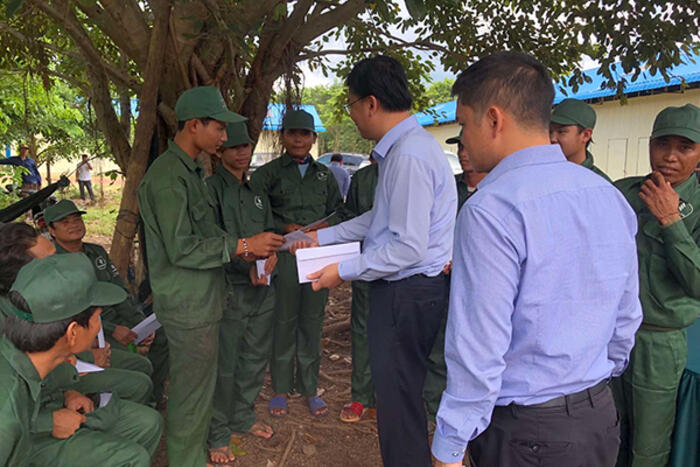 Thứ trưởng Phạm Quang Hiệu tặng quà cho các hộ dân đang làm việc tại nông trường của Công ty cao su VKETI-Lộc Ninh
