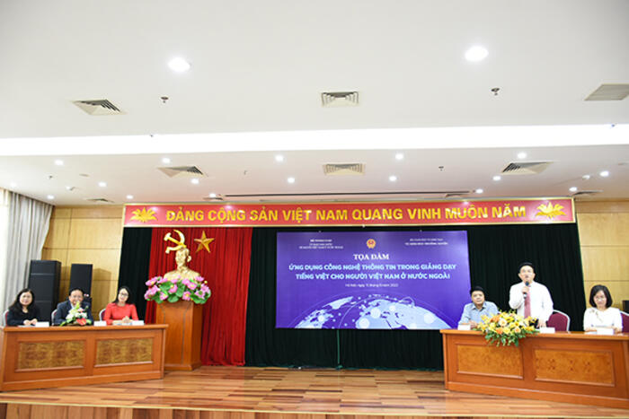 Tọa đàm với chủ đề “Áp dụng công nghệ thông tin vào giảng dạy tiếng Việt cho NVNONN”