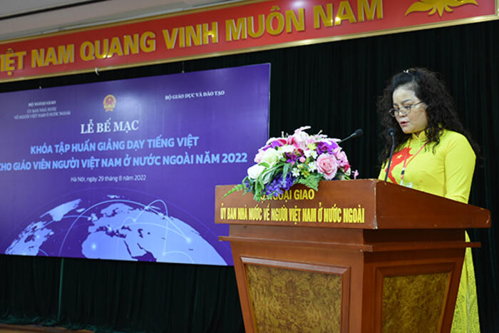 Chị Phạm Thị Mỹ Dung đại diện học viên phát biểu tại buổi lễ