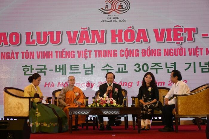 Các diễn giả chia sẻ về nét tương đồng về văn hóa Việt -Hàn và vài trò to lớn của tiếng Việt với con em thế hệ trẻ kiều bào ở nước ngoài