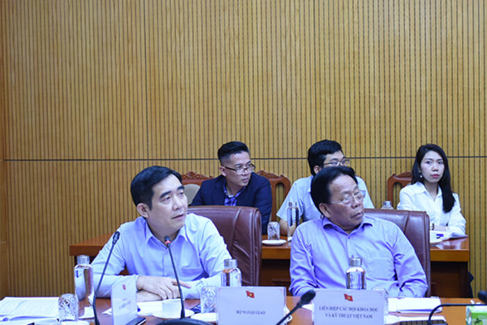 Ông Phạm Việt Hùng-Vụ trưởng Vụ Quan hệ Kinh tế, Khoa học và Công nghệ , Ủy ban Nhà nước về NVNONN trình bày tham luận tại Hội thảo