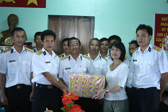 Đại diện Uỷ ban Nhà nước về NVNONN tặng quà cho các chiến sĩ ở Nhà giàn DK1-18
