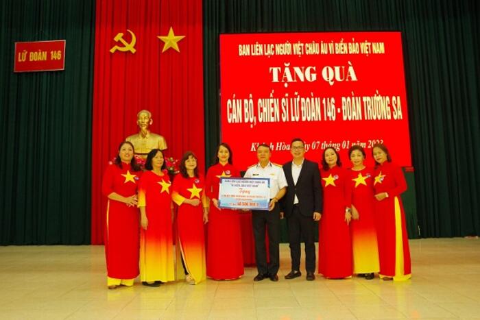Đại diện Ban liên lạc người Việt châu Âu “Vì biển, đảo Việt Nam” đã trao tặng quà Tết cho cán bộ chiến sỹ tại đảo Trường Sa 10 bộ loa di động trị giá 48,5 triệu đồng