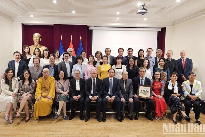Bộ trưởng Bùi Thanh Sơn chụp ảnh lưu niệm với đại diện các hội, đoàn người Việt tại Pháp. (Ảnh: Khải Hoàn)