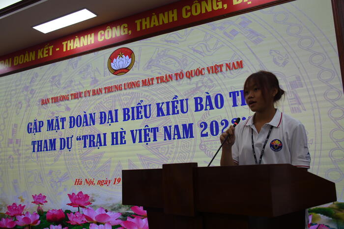 Đại biểu Trần Hà Phương (trở về từ Lào) phát biểu chia sẻ tại buổi gặp mặt