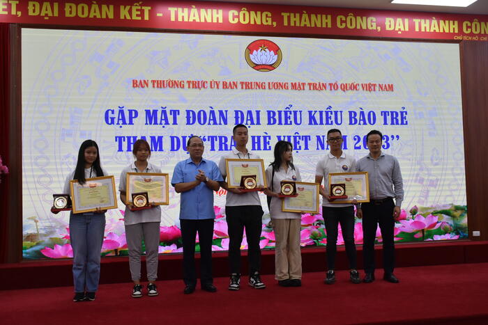 Phó Chủ tịch Uỷ ban Trung ương MTTQ Việt Nam Hoàng Công Thủy trao Bằng khen và tặng biểu trưng của UBTƯ MTTQ Việt Nam cho các em học sinh có thành tích xuất sắc