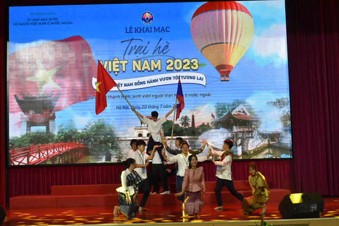 Tiết mục biểu diễn của các đại biểu Trại hè 2023 trở về từ Lào