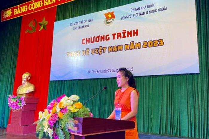 Bà Vũ Thanh Huyền - Phó Vụ trưởng Ủy ban Nhà nước về NVNONN, Trưởng Đoàn Trại hè VN 2023 - phát biểu tại buổi giao lưu với thanh niên tỉnh Thanh Hóa