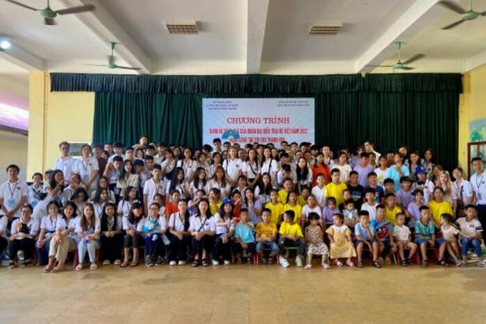 Đoàn chụp ảnh lưu niệm tại Làng Trẻ SOS Thanh Hóa