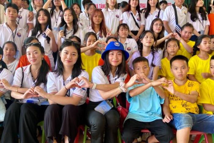 Đại biểu Trại hè thân thiết bên các em nhỏ ở Làng Trẻ SOS Thanh Hóa