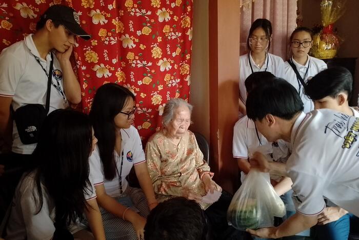 Các bạn trại sinh tặng hoa quả cho Mẹ Lưu Thị Dy