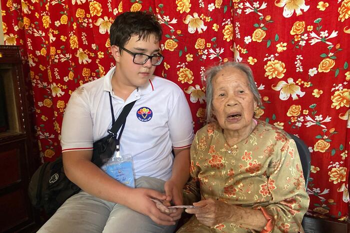 Kravchenko (Ukraine), tuy chưa thạo tiếng Việt lắm, vẫn cố gắng ngồi gần Mẹ để nghe Mẹ chia sẻ.