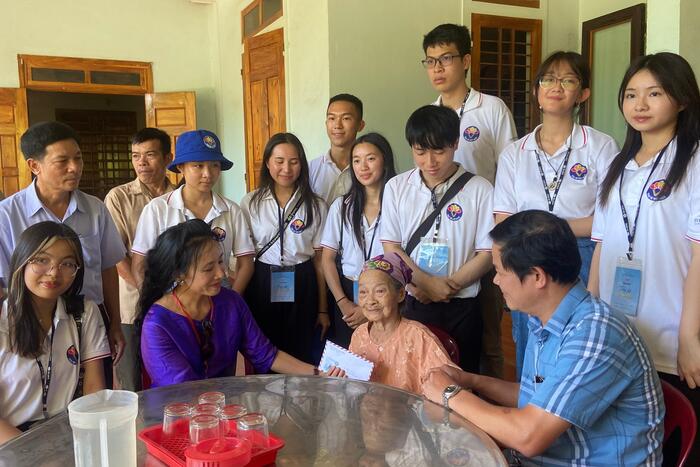 Đại biểu Trại hè Việt Nam 2023 thăm và tặng quà Mẹ Bùi Thị Xiếc