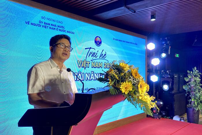 Ông Đinh Hoàng Linh, Vụ trưởng Vụ Thông tin Văn hóa, Ủy ban Nhà nước về NVNONN, Bộ Ngoại giao phát biểu khai mạc.