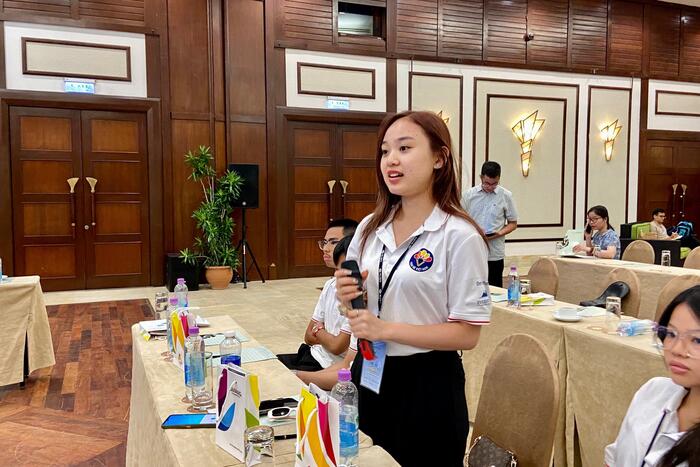 Bạn Thanh Trang, kiều bào trở về từ Nga đặt câu hỏi về phát triển kinh tế thông qua du lịch tại Diễn đàn