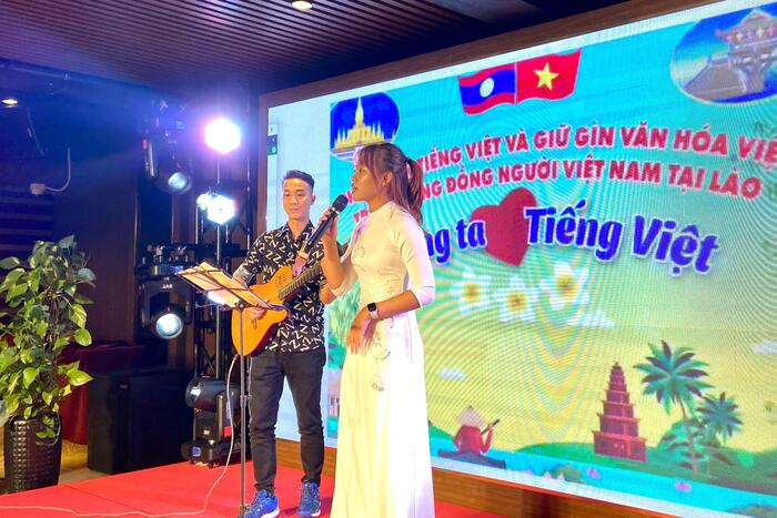 Trần Hà Phương (Lào) trình bày ca khúc “Thương ca tiếng Việt”.