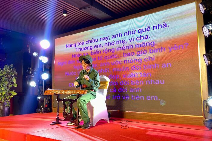 Nguyễn Vũ Hảo (Úc) thể hiện bài thơ “Xa khơi” kết hợp với đánh đàn bầu.